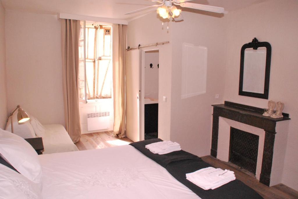 La Maison Au Puits Cordes Sur Ciel Phòng bức ảnh